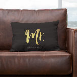 Elegante Name Imitate Gold Mr. Black Stripes Lendenkissen<br><div class="desc">Kissen mit "Mr." in Imitaten goldenes Pinselskript vor einem schwarzen Streifen Streifen Muster Hintergrund. Ideal für Neueinsteiger oder Jubiläen. Personalisieren Sie es durch Ersetzen des Platzhaltertextes. Für weitere Optionen, wie zum Beispiel den Schriftart und seine Größe ändern, klicken Sie auf die Schaltfläche "Anpassen". *Bitte beachten Sie, dass das Zazzle-Wasserzeichen, das...</div>