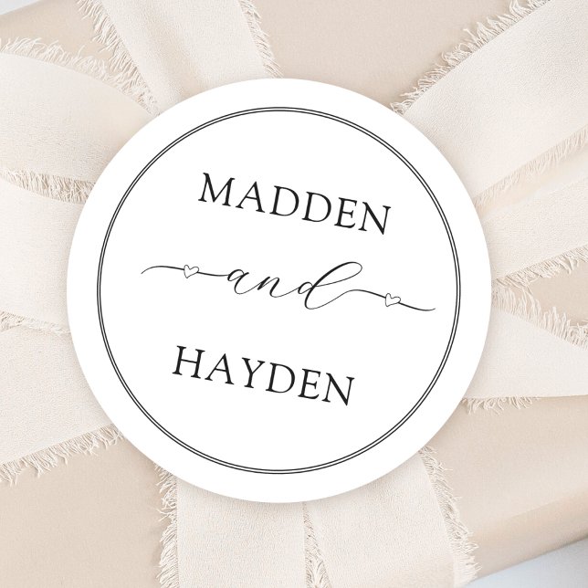 Elegante Names Hearts Script Calligraphy Wedding Runder Aufkleber (Von Creator hochgeladen)