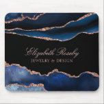 Elegante Navy Blue Rose Gold Agate Black Business Mousepad<br><div class="desc">Moderne elegante Navy Blue Rose Gold Agate Black Business Mouse Pad. Herrliches, vielseitiges Design, das auf der Trend Marine blau agate Geode Aquarell Stil abstrakte Kunst mit Rose Gold Glitzer Akzente. Der Hintergrund wird in Schwarz angezeigt, wobei der in Rose goldfarbene Rosa eingeblendete Text individuell angepasst werden kann. Personalisieren Sie...</div>