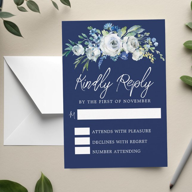 Elegante Navy Blue White Floral Winter Wedding RSVP Karte (Von Creator hochgeladen)
