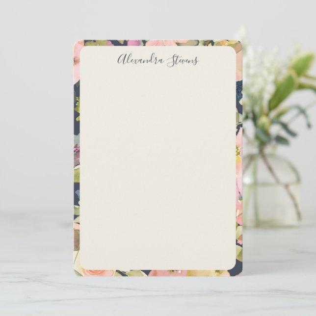 Elegante Navy-Blush-Blumen-Schriftzug-Name Mitteilungskarte (Stehend Vorderseite)