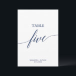 Elegante Navy Calligraphy Table Five Tischnummer<br><div class="desc">Dieser elegante Seekalligrafiesttisch mit fünf Tischnummern eignet sich perfekt für eine einfache Hochzeit. Das neutrale Design besticht durch eine minimalistische Karte,  die mit romantischer und skurriler Typografie dekoriert ist. Die Karte druckt auf der Vorder- und Rückseite (beidseitig). Andere Tischnummern in der Sammlung werden separat verkauft.</div>
