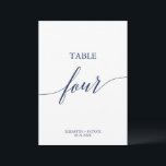 Elegante Navy Calligraphy Table Four Tischnummer<br><div class="desc">Dieser elegante Marinekalkalligraphie-Tisch mit vier Tischnummern eignet sich perfekt für eine einfache Hochzeit. Das neutrale Design besticht durch eine minimalistische Karte,  die mit romantischer und skurriler Typografie dekoriert ist. Die Karte druckt auf der Vorder- und Rückseite (beidseitig). Andere Tischnummern in der Sammlung werden separat verkauft.</div>