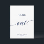 Elegante Navy Calligraphy Table One Tischnummer<br><div class="desc">Dieser elegante Marinekalkalligraphie-Tisch eine Tischnummer ist perfekt für eine einfache Hochzeit. Das neutrale Design besticht durch eine minimalistische Karte,  die mit romantischer und skurriler Typografie dekoriert ist. Die Karte druckt auf der Vorder- und Rückseite (beidseitig). Andere Tischnummern in der Sammlung werden separat verkauft.</div>