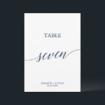 Elegante Navy Calligraphy Table Seven Tischnummer<br><div class="desc">Dieser elegante Seekalligrafiertisch aus sieben Tischnummern eignet sich perfekt für eine einfache Hochzeit. Das neutrale Design besticht durch eine minimalistische Karte,  die mit romantischer und skurriler Typografie dekoriert ist. Die Karte druckt auf der Vorder- und Rückseite (beidseitig). Andere Tischnummern in der Sammlung werden separat verkauft.</div>