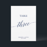 Elegante Navy Calligraphy Table Three Tischnummer<br><div class="desc">Dieser elegante Seekalligrafiesttisch mit drei Tischnummern eignet sich perfekt für eine einfache Hochzeit. Das neutrale Design besticht durch eine minimalistische Karte,  die mit romantischer und skurriler Typografie dekoriert ist. Die Karte druckt auf der Vorder- und Rückseite (beidseitig). Andere Tischnummern in der Sammlung werden separat verkauft.</div>
