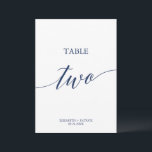 Elegante Navy Calligraphy Table Two Tischnummer<br><div class="desc">Dieser elegante Seekalligrafiertisch mit zwei Tischnummern eignet sich perfekt für eine einfache Hochzeit. Das neutrale Design besticht durch eine minimalistische Karte,  die mit romantischer und skurriler Typografie dekoriert ist. Die Karte druckt auf der Vorder- und Rückseite (beidseitig). Andere Tischnummern in der Sammlung werden separat verkauft.</div>