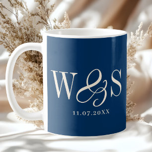 Elegante navyblaue anfängliche Brautpaare Kaffeetasse