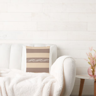 Elegante neutrale Wohnzimmer-Dekoration mit gemütl Kissen