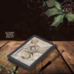Elegante Niedliche Blume auf Beige Tri-fold Geldbeutel<br><div class="desc">Dieser beige elegante Marmor mit Blume und einem kurzen Text "Scent of Blume" Brieftasche wäre ein großartiges Geschenk für sie. Das ist ein BOHO-Stil, der auf erdigen Farben des natürlichen Aussehens von Marmorstein mit wunderschön gestalteten Blume gemalt wurde. Sie können den Namen aktualisieren und einen passenden Tote Bag in der...</div>