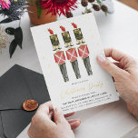 Elegante Nutcracker Weihnachtsfeier Gold Folieneinladung<br><div class="desc">Traditionelle Weihnachtsfeier Einladung. Das Design besticht durch einen Aquarellnährkracker mit Akzenten aus echter Goldfolie und einem eleganten Weihnachtsgeschenk-Party. Ideal für Familien- oder Firmenveranstaltungen!</div>