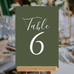 Elegante Olive Green Script-Tischnummern Tischnummer<br><div class="desc">Diese eleganten olivgrünen Tischnummern können in schicken,  weißen Schriftzeichen personalisiert werden. Entwickelt von Thisisnotme©</div>