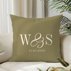 Elegante olivgrüne Anfangsbuchstaben Hochzeitspaar Kissen