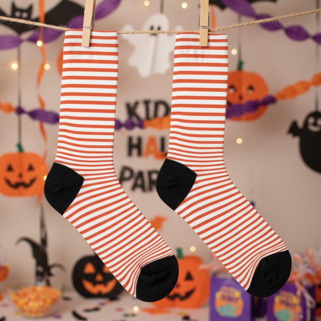 Elegante, orange und weiße Streifen Socken (Fun Halloween Socks. Cute Trendy Fall Orange and White Stripes Pattern for Autumn. For Kids & Adults)