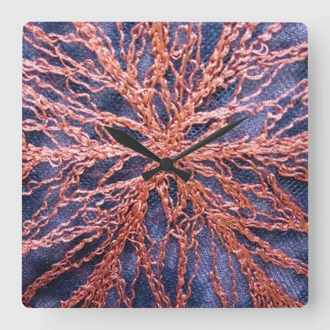 Elegante Orangenindigstickerei in übergroßer Größe Quadratische Wanduhr (Vorderseite)