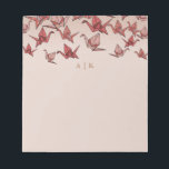 Elegante Origami Paper Crane Red Monogram Notizblock<br><div class="desc">Die illustrierten Papierkrane in Rosa und Rot machen diese Monogramm-Notizblöcke elegant und modern!</div>