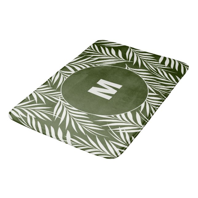 Elegante Palm Blätter Dunkelgrün Mit Monogramm Badematte (Schrägansicht)