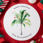 Elegante Palm Tree Moderne Familienweihnachtszeit Feiertagskarte<br><div class="desc">Mit diesem einzigartigen Weihnachtskartendesign, das mit einer weißen Palme, die mit funkelnden Lichtern, festlichen Ornamenten und Bausteinen geschmückt ist, ausgestattet ist, können Sie Ihren Urlaubsszauber mit tropischem Beifall genießen. Die gepflegte, zeitgenössische Typografie erlaubt es Ihnen, Ihre Botschaft und Ihre Wünsche einfach zu personalisieren. Der spielerische Kontrast zwischen den traditionellen Feriendekorationen...</div>