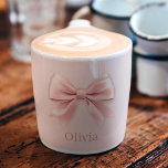 Elegante Pastel Pink Bow & Name Personalisiert Espressotasse<br><div class="desc">Genießen Sie Ihren Lieblingspresso in stilvollem Ambiente mit dieser eleganten, pastellrosa Espresso-Tasse. Freuen Sie sich auf ein delikates Bogen-Design und Ihren individuelle Name. Dieser personalisierte Schlamm, der sich perfekt eignet, um Ihrer Morgenroutine eine Touch von Eleganz hinzuzufügen, kombiniert Schönheit mit Funktionalität. Ob für sich selbst oder als nachdenkliches Geschenk, diese...</div>