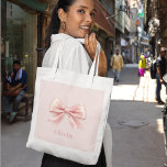 Elegante Pastel Pink Bow & Name Personalisiert Tragetasche<br><div class="desc">Tragen Sie Ihr Wesentliches stilvoll mit dieser eleganten, pastellrosa Tasche, die ein zartes Bogen-Design und Ihren individuelle Name bietet. Diese Tasche ist perfekt für den täglichen Gebrauch, für Shopping-Touren oder als schicke Strandtasche geeignet. Das hochwertige Material sorgt für Langlebigkeit, während das personalisierte Design eine einzigartige und feminine Touch verleiht. Diese...</div>