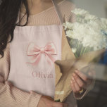Elegante Pastel Pink Bow & Name Personalisierte Sc Schürze<br><div class="desc">Fügen Sie Ihrer Küche eine Touch Eleganz hinzu oder Grillen im Freien mit dieser personalisierten pastellrosa Schürze, die ein zartes Bogen-Design und Ihren individuelle Name bietet. Diese Schürze ist perfekt zum Kochen, Backen oder Stilhosten geeignet und verbindet die Praxisnähe mit einem femininen, raffinierten Look. Aus langlebigen Materialien gefertigt, ist es...</div>