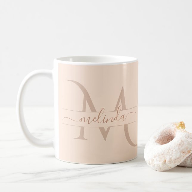 Elegante Pastel Pink Monogram Script Name Feminine Kaffeetasse (Mit Donut)