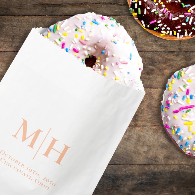 Elegante Peach Wedding Monogram Custom Geschenktütchen (Wedding monogram simple paper party bag.)