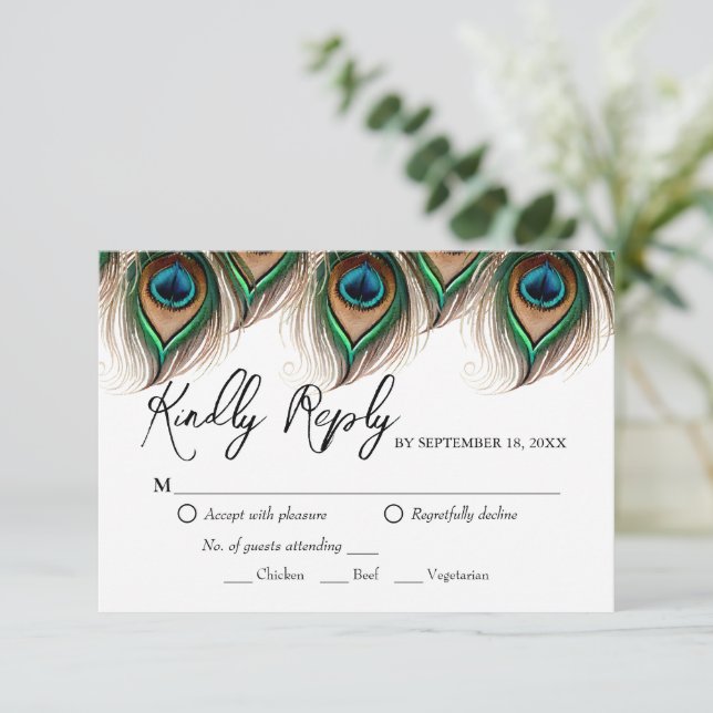 Elegante Peacock Feather Wedding RSVP Card Karte (Stehend Vorderseite)