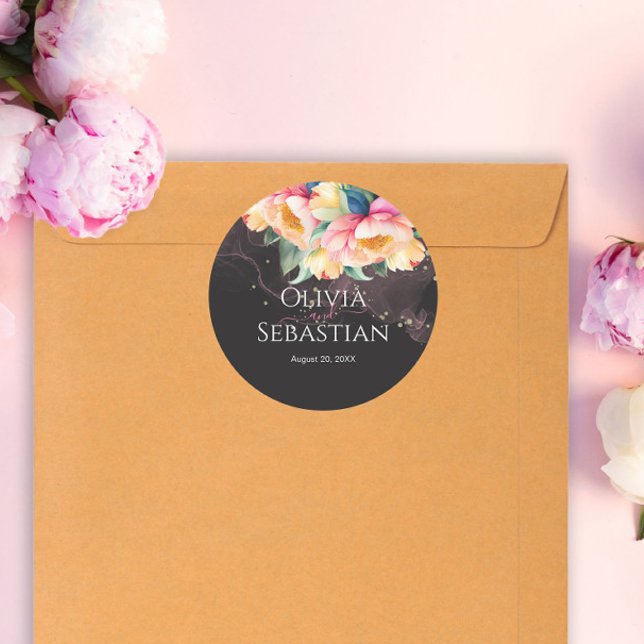 Elegante Peony Watercolor auf Schwarz | Hochzeit Runder Aufkleber (Von Creator hochgeladen)