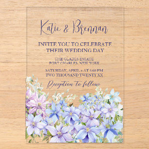 Elegante Periwinkle Clematis Hochzeit Acryleinladungen