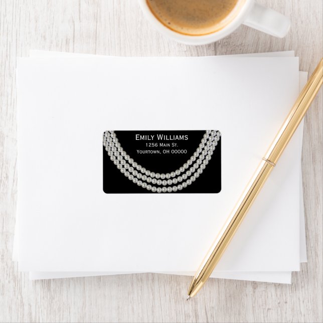 Elegante Perlenkette auf Schwarz Adressaufkleber (Insitu)