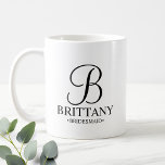 Elegante Personalisierte Bridesmaid in Schwarz und Kaffeetasse<br><div class="desc">Elegante Personalisierte Bridesmaid-Geschenke in Schwarz und Weiß mit personalisierten Monogrammen im eleganten Stil der Kalligraphie mit Name und Titel der Brautjungfrau im klassischen Serif-Schriftart-Stil. Auch perfekt für die Trauzeugin,  Blumenmädchen,  Brautmutter und vieles mehr.</div>