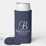 Elegante Personalisierte Monogram Bridesmaid Selters Dosenkühler<br><div class="desc">Elegante Personalisierte Bridesmaid-Geschenke in Schwarz und Weiß mit personalisierten Monogrammen im eleganten Schriftart-Stil mit dem Namen und dem Titel der Brautjungfrau im klassischen Serif-Schriftart-Stil auf marinebasischem Hintergrund. Auch perfekt für Trauzeugen,  Trauzeuge,  Brautvater,  Trauzeugin,  Blume Mädchen,  Brautmutter und mehr.</div>