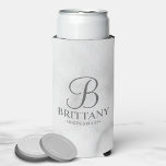 Elegante Personalisierte Monogram Bridesmaid Seltz Selters Dosenkühler<br><div class="desc">Elegante Personalisierte Bridesmaid-Geschenke in Schwarz und Weiß mit personalisierten Monogramm im Stil eines grauen,  eleganten Drehbuch-Schriftartes mit Name und Titel der Brautjungfrau im klassischen Serif-Schriftart-Stil auf weißem Marmor-Hintergrund. Auch perfekt für Trauzeugen,  Trauzeuge,  Brautvater,  Trauzeugin,  Blume Mädchen,  Brautmutter und mehr.</div>