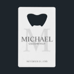 Elegante Personalisierte Trauzeugen Geldbeutel Flaschenöffner<br><div class="desc">Fügen Sie Ihrer Hochzeit eine persönliche Touch mit personalisierten Trauzeugen Kreditkarten Flaschenöffner hinzu. Dieser Flaschenöffner zeigt den Namen des personalisierten Trauzeugen mit Titel und Hochzeitdatum in Grau und Monogramm in hellgrau als Hintergrund,  im klassischen Serif Schriftart Stil,  auf weißem Hintergrund. Auch perfekt für Trauzeuge,  Brautvater,  Ringträger und mehr.</div>