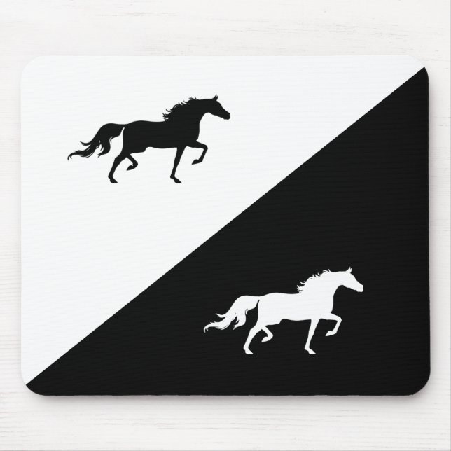 Elegante Pferde Silhouetten auf Schwarz & Weiß Mousepad (Vorne)