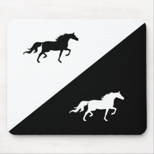 Elegante Pferdesilhouetten in Schwarz-Weiß Mousepad