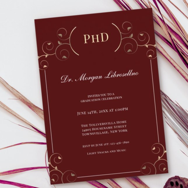 Elegante PhD Grad Gold Burgundy Graduation Party Einladung (Von Creator hochgeladen)