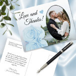 Elegante Powder Blue Rose Hochzeit Liebe & Dank Postkarte<br><div class="desc">Diese wunderschöne Postkarte ist eine einfache, aber nachdenkliche Möglichkeit, Ihren Hochzeitsgästen zu danken. Es zeichnet sich durch ein hübsches Design aus, mit Ihrem Hochzeitsgraben in einem ovalen Rahmen, und einem Single lang gestempelt staubblauen Rose, die in einem Wasserbecken reflektiert. Die Beschriftung lautet "Liebe und Dank" und es gibt Platz für...</div>