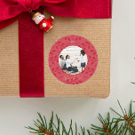 Elegante Red Glory to God Botanical Christmas Foto Runder Aufkleber<br><div class="desc">Dieser wunderschöne Weihnachtsaufkleber enthält ein elegantes rotes botanisches Blattmuster,  zentrisches Foto und inspirierende Gottesherrschaft-Schrift mit dem Jahr in festlicher Goldfarbe. Shoppen Sie in diesem Laden,  um Weihnachts-Grußkarten und zusätzliche Feiertagsfarben zu koordinieren!</div>