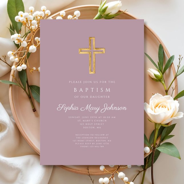 Elegante religiöse Cross Lila Script Girl Taufe Einladung (Elegant Religious Cross Purple Script Girl Baptism Invitation)