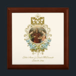 Elegante religiöse katholische Mary Joseph Wedding Erinnerungskiste<br><div class="desc">Dies ist ein wunderschönes traditionelles katholisches Religiositätsbild der gesegneten Jungfrau Mary und St. Joseph an ihrem Hochzeitstag in einem Vintagen goldenen Blumenrahmen eingebettet. Im Inneren befindet sich ein elegantes goldenes Kruzifix mit Hochzeitsringen, das auf blauen vergessenen Noten überlagert ist. Alle Texte und Schriftart können zum Anzug des Ereignisses und des...</div>