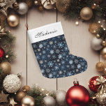 Elegante Rodelbahn mit Aussicht Großer Weihnachtsstrumpf<br><div class="desc">Elegantes Blue Vintage Snowflakes Weihnachtsgeschenk Papier mit einem schönen Muster von Vintage inspiriert blau,  weiß und gold Schneeflocken mit Ihrem eigenen Namen oder Details. Ideal für die ganze Ferienzeit! Wenn Sie Hilfe beim Design oder den passenden Produkten benötigen,  kontaktieren Sie uns bitte unter katescreationszazzle@gmail.com.</div>