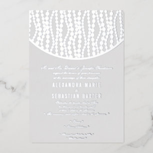 Elegante romantische Schrift Graue Perlen Hochzeit Folieneinladung