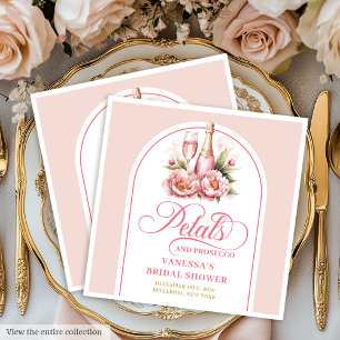 Elegante rosa Blütenblätter und Prosecco benutzerd Serviette