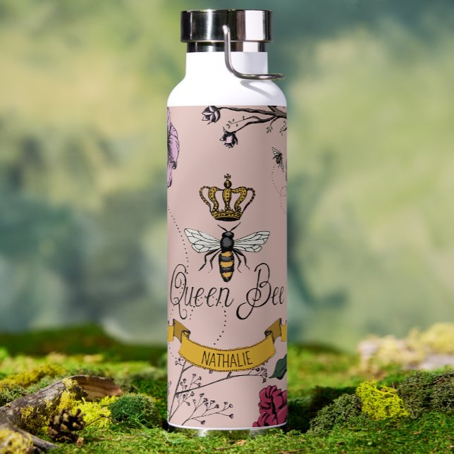 Elegante Rosa Blütenkönigin Personalisiert Trinkflasche (Elegant Queen Bee Gold Crown Water Bottle in Blush Pink for Her. Hand Drawn Floral Bee Illustration.)