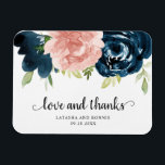 Elegante Rosa Navy Blume Gastgeschenk Hochzeit Magnet<br><div class="desc">Rustikaler Gastgeschenk Hochzeit-Magnet mit "Liebe und Dank", mit eleganten Aquarellfarben bemalten Blume in Rosa und Marineblau. Im Folgenden finden Sie Ihre Namen und Ihr Datum. Die rosa Rosen in Rosa machen dieses Design zu einem idealen Ort für eine Frühjahrsfeier und die marineblauen Rose machen es zum idealen Ort für einen...</div>