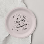 Elegante, rosa personalisierte Babydusche Pappteller<br><div class="desc">Mit seiner eleganten Schrift ist diese rot-rosa Babydusche die perfekte Touch für Ihre Feier für eine Mama-to-be und ein Baby unterwegs. Personalisieren Sie das Party mit dem Namen der Mutter oder der Eltern. Dieses wunderschöne Design harmoniert mit der Elegant Baby Shower Kollektion von Lea Delaveris Design, wo Sie Einladungen, Dekoration...</div>