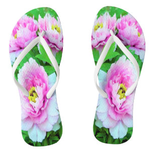 Elegante rosa Pfingstrosenblüten mit gelbem Zentru Flip Flops