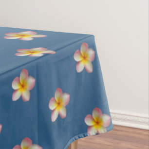 Elegante Rosa Plumeria Blume auf Award Blue Tischdecke